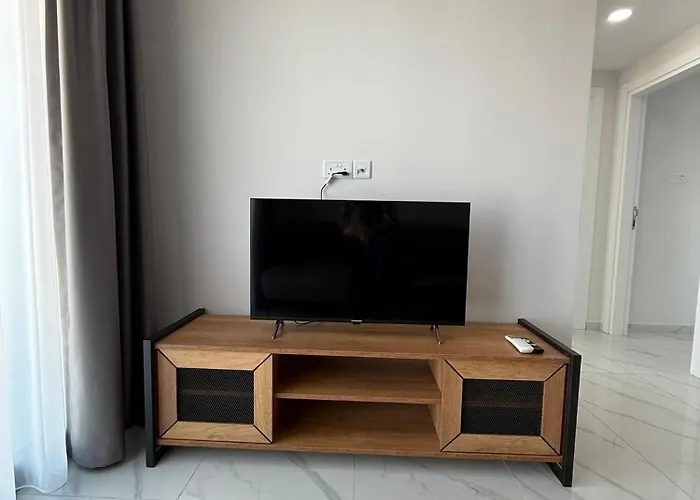 Riverside & Long Apartment *