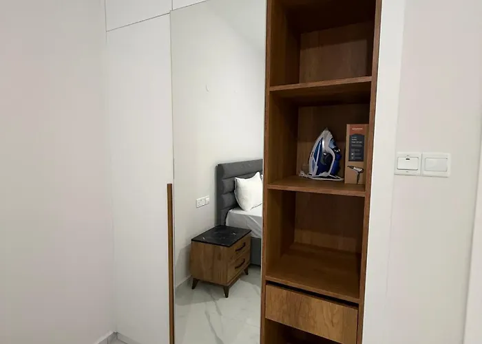 Riverside & Long Apartment *