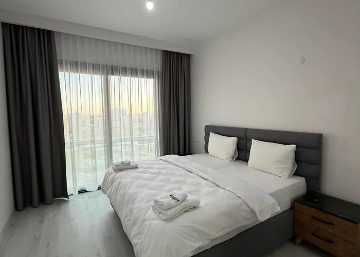 Riverside & Long Apartment *